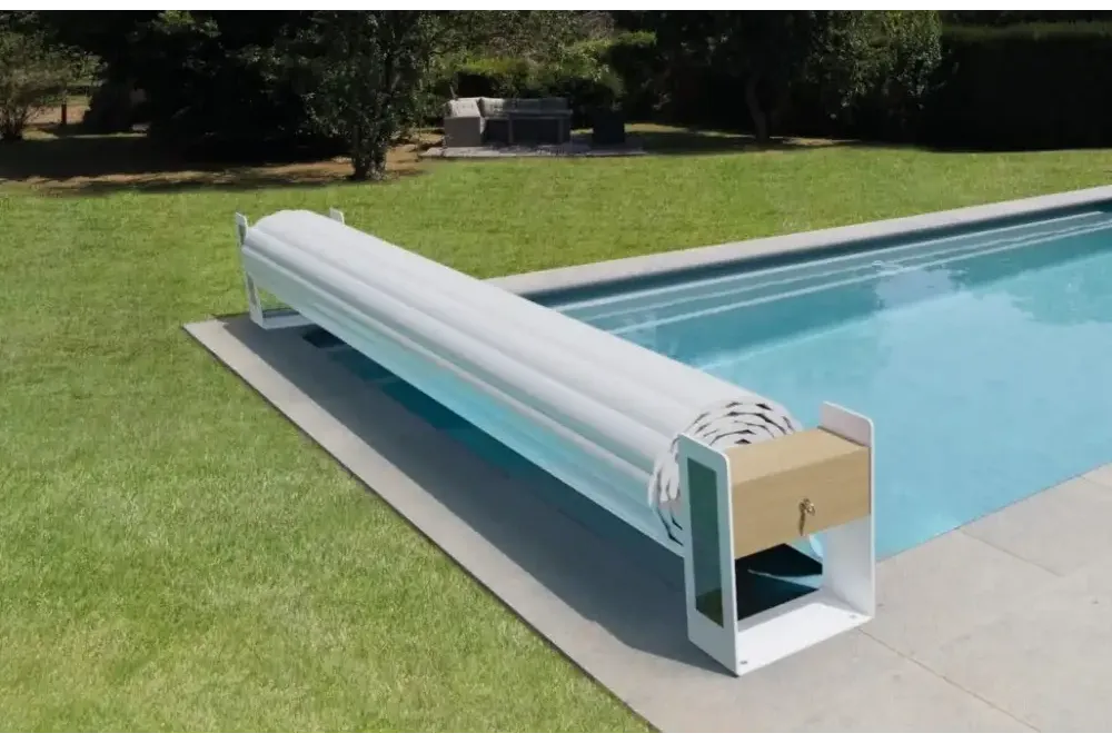 Vit uppblåsbar top one ovanmark pooltäckning med metallram och trähylla